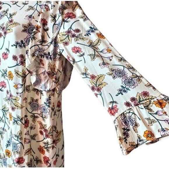 Sanctuary white background with floral pattern 3/4 sleeves and flutter at bodice - Picture 4 of 9